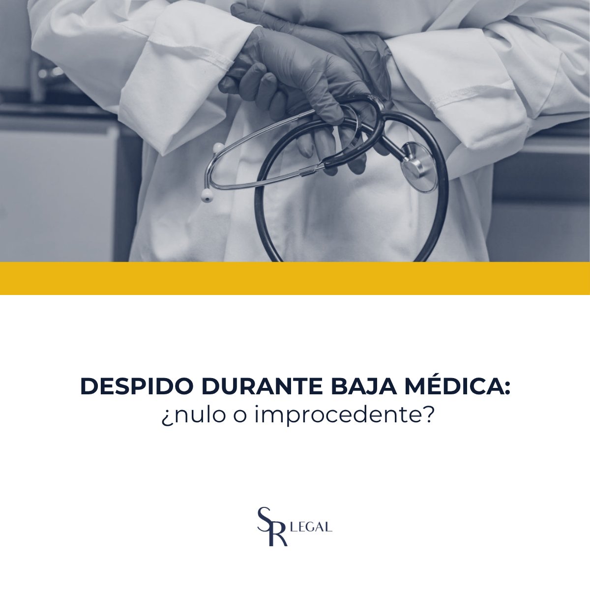 Trabajador recibiendo carta de despido durante baja médica